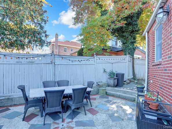 51-27 Browvale Lane, Little Neck NY 11362