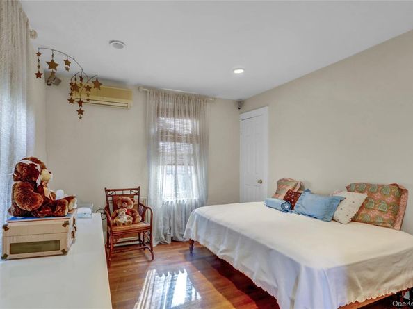 51-27 Browvale Lane, Little Neck NY 11362