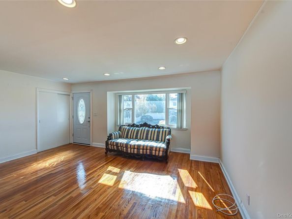49 Spector Lane, Plainview NY 11803