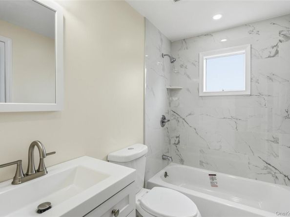 34 Meadow Wood Lane, Farmingdale NY 11735