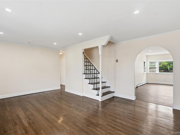 34 Meadow Wood Lane, Farmingdale NY 11735