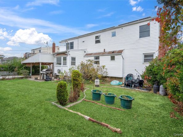 34 Meadow Wood Lane, Farmingdale NY 11735