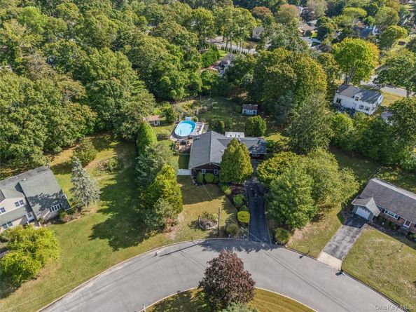 9 Monte Lane, Center Moriches NY 11934