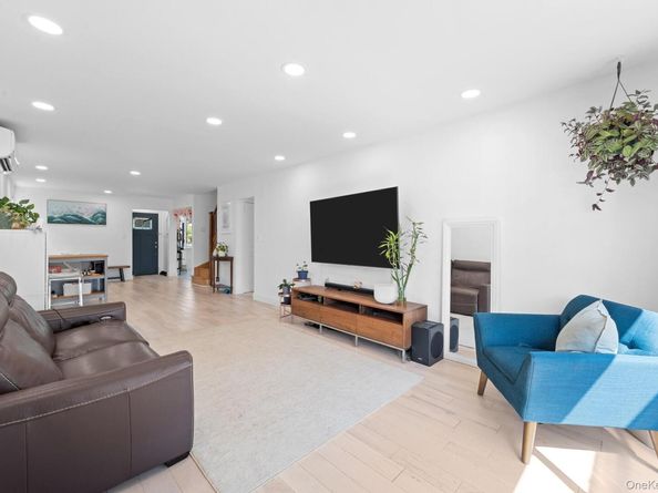 265-08 E Williston Avenue, Floral Park NY 11001