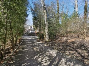 39 Cherry Lane, Syosset NY 11791