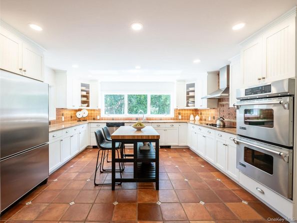 86 Dennis Street, Manhasset NY 11030