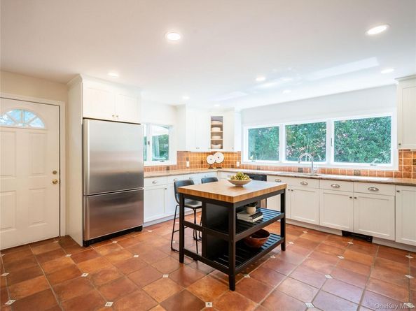 86 Dennis Street, Manhasset NY 11030