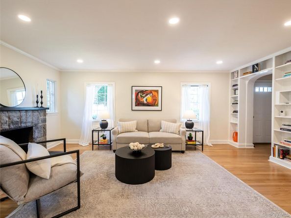 86 Dennis Street, Manhasset NY 11030