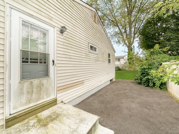 1038 Manor Lane, Bay Shore NY 11706