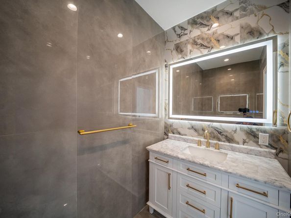 957 Dana Avenue, Valley Stream NY 11580