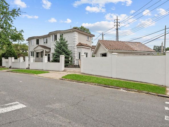 21908 138th Road, Laurelton NY 11413
