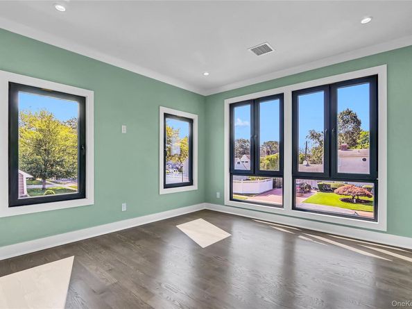 27 Red Maple Drive N, Levittown NY 11793