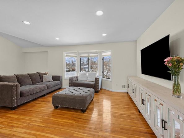 5 Metcale Lane, East Northport NY 11731