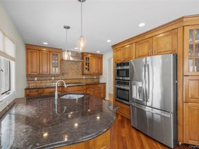 5 Metcale Lane, East Northport NY 11731