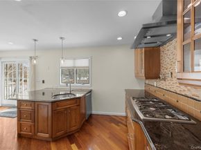 5 Metcale Lane, East Northport NY 11731