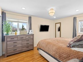 5 Metcale Lane, East Northport NY 11731