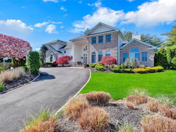15 Pironi Court, Woodbury NY 11797