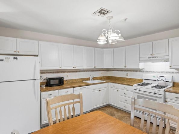 124 Erin Lane, East Setauket NY 11733