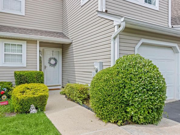 124 Erin Lane, East Setauket NY 11733