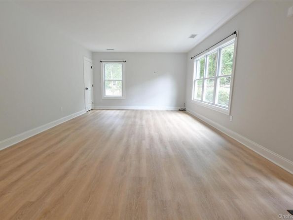 39 Hill Street E, Wading River NY 11792