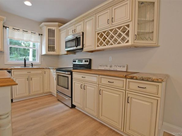 39 Hill Street E, Wading River NY 11792
