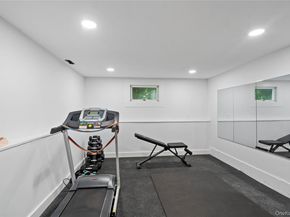 7 Meriden Place, Melville NY 11747