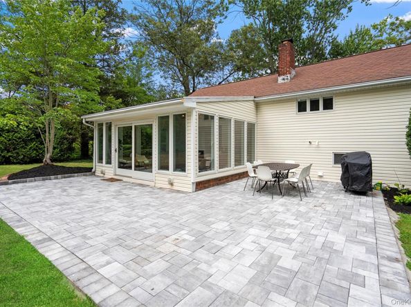 7 Meriden Place, Melville NY 11747