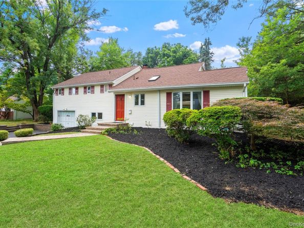 7 Meriden Place, Melville NY 11747