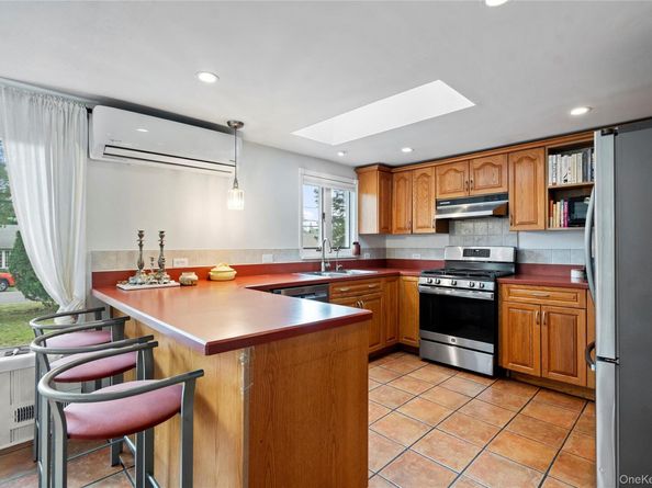 7 Meriden Place, Melville NY 11747