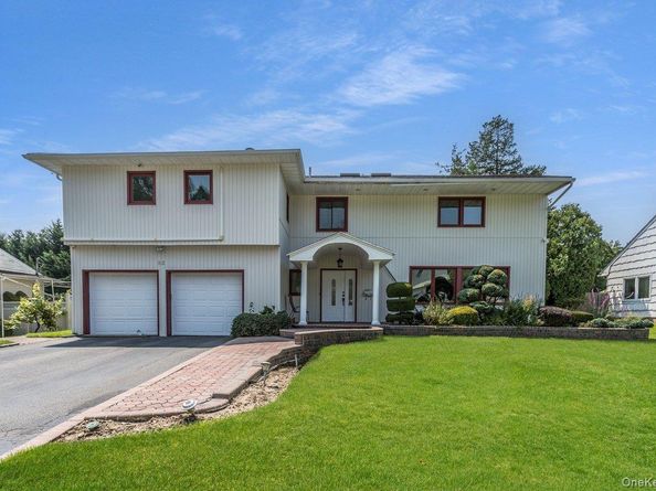 83 The Dell, Albertson NY 11507