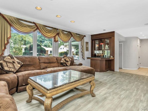 83 The Dell, Albertson NY 11507