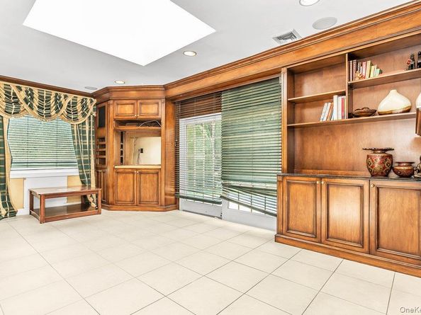 83 The Dell, Albertson NY 11507