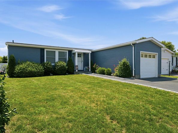 35 Village Circle S, Manorville NY 11949