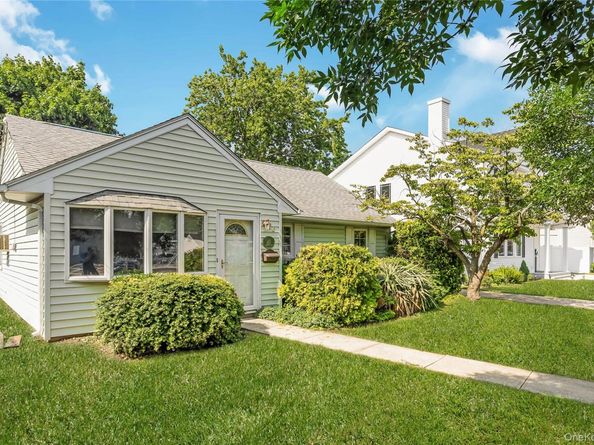 6 Island Street, Plainview NY 11803