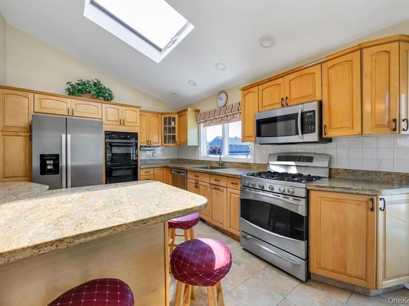 25 Laurel Place, Bethpage NY 11714