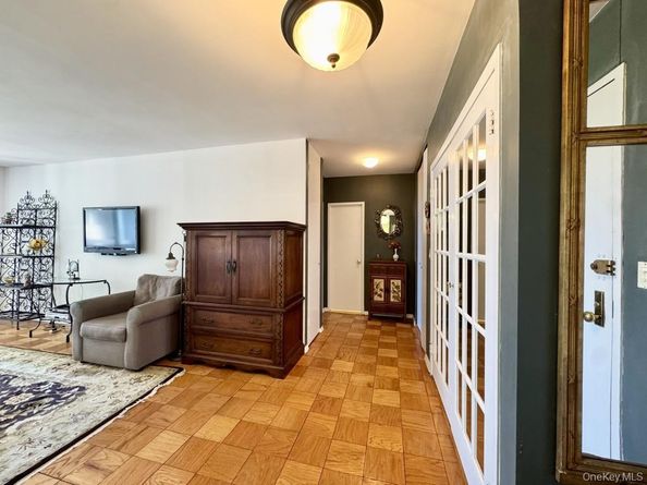 27110 Grand Central Parkway 6Y, Floral Park NY 11005