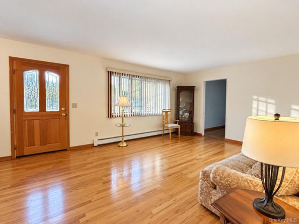 1073 Oakneck Road, Bay Shore NY 11706