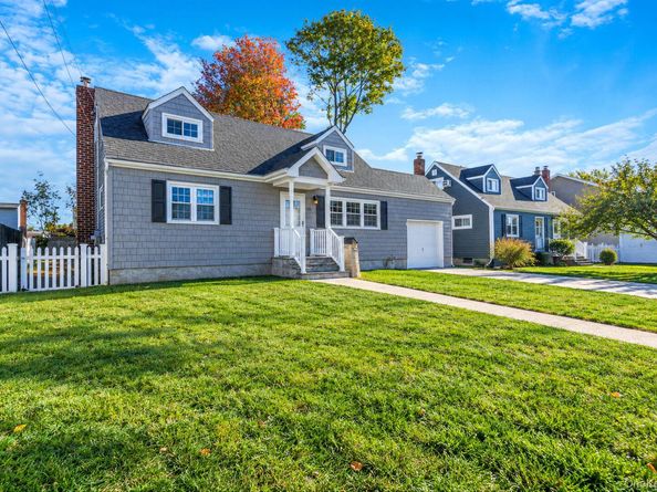 1025 N Greene Avenue, Lindenhurst NY 11757