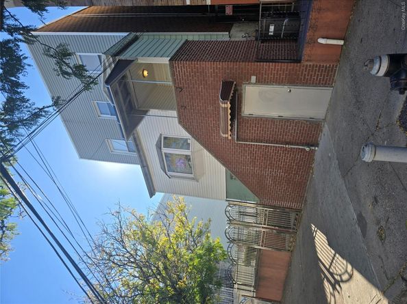 Undisclosed Address #1065970, Bronx NY 10472