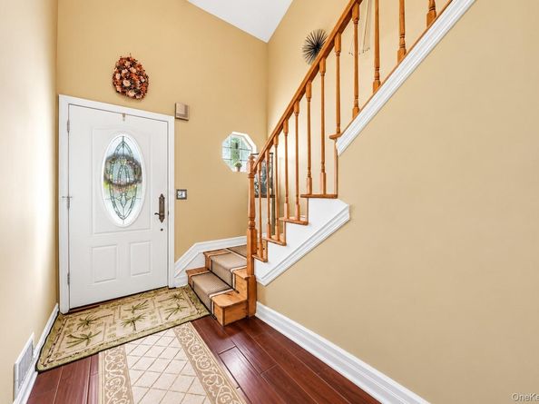 527 Race Place, Oakdale NY 11769