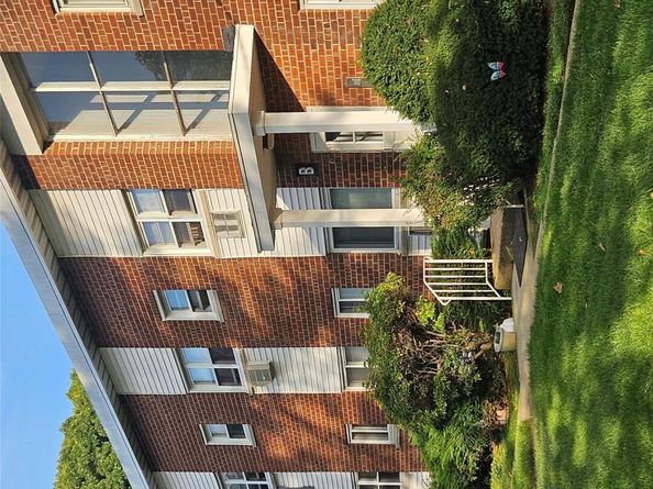 125 Hempstead Gardens Drive B1D, West Hempstead NY 11552