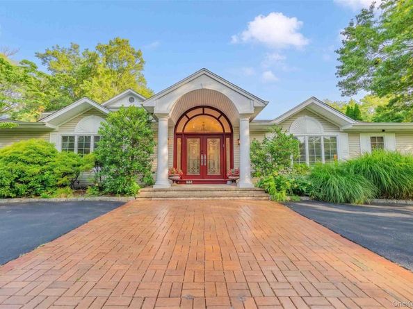 20 Astro Place, Dix Hills NY 11746