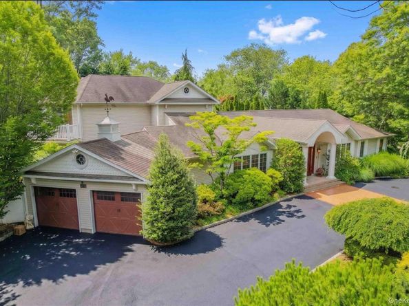 20 Astro Place, Dix Hills NY 11746