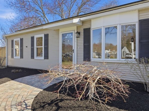 534 Hogg Memorial Dr, Whitman MA 02382
