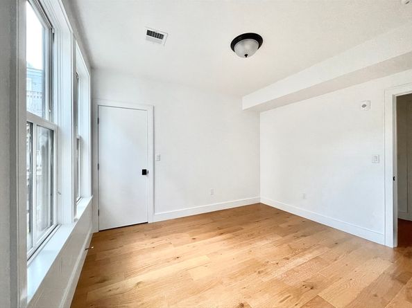 165 Everett St 7, Boston MA 02128