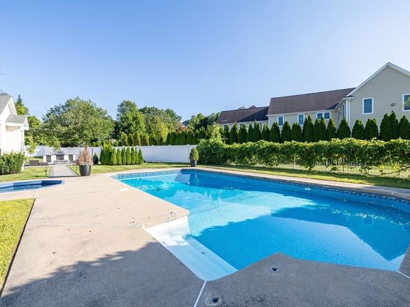 2 Nollet Dr, Andover MA 01810