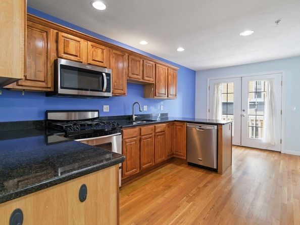 47 Alder St 6, Waltham MA 02453