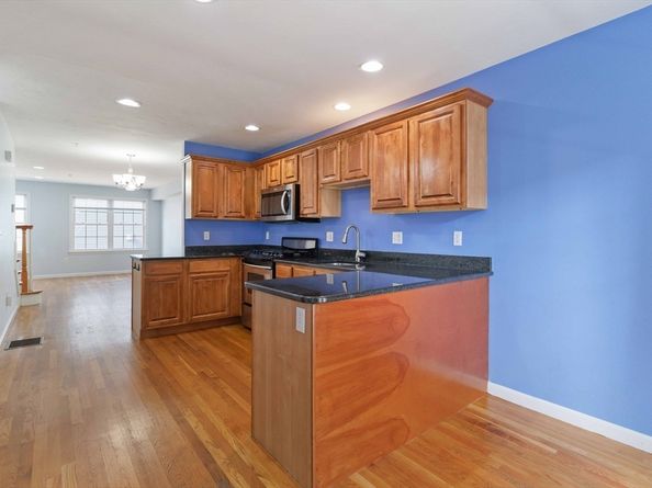 47 Alder St 6, Waltham MA 02453