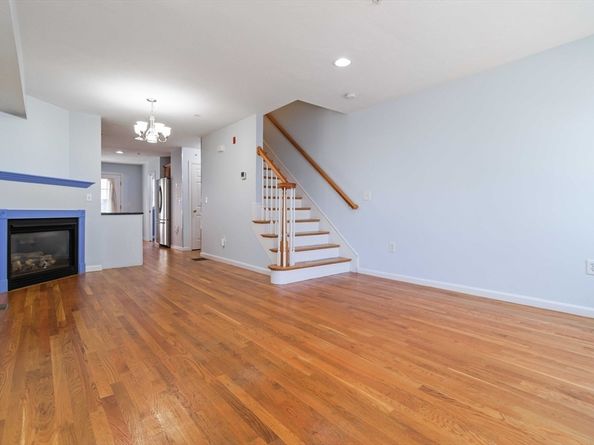 47 Alder St 6, Waltham MA 02453