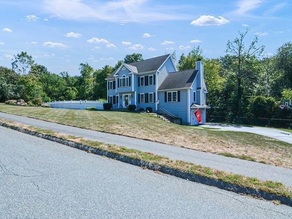 16 Heron Ln, Hopedale MA 01747